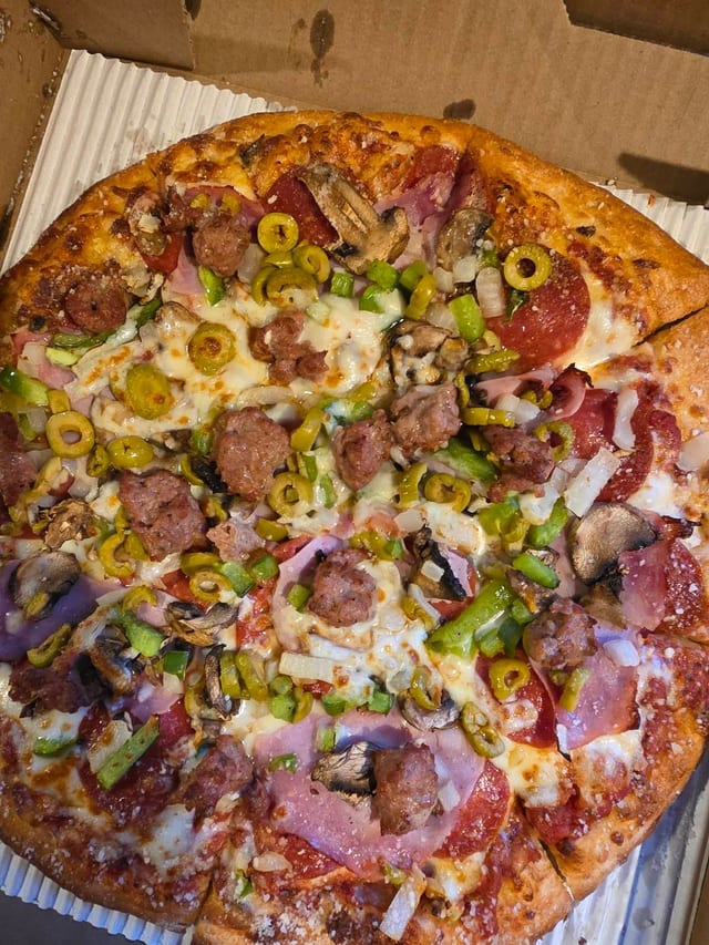 16" Deluxe Pizza.